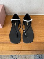 顶级品质 Miumiu Ss25 New Arrival～ Miu家2025春夏粗跟夹趾凉鞋新品 时髦精一定要Get的一双凉鞋，丰富视觉效果 时髦但不会过于凌厉