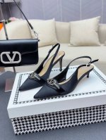 顶级版-真皮底VALENTINO 最新V Logo SIGNATURE水晶钻扣后带高跟鞋2o2早春新款上市 出厂价 ──────面料：进口贴膜羊皮 细腻真丝布