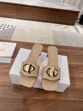 Dior 爆款来啦这款 C ' Est Dior 低跟凉拖优雅时尚，简约雅致，饰以金色饰面金属 C 和 D 字母提升格调，灵感源自 Dior 档案。设计优雅，方 - 点击图像关闭