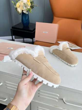miu miu2024新款牛猄皮毛拖鞋， 1:1开模秒杀市场一切版本 欧美名媛明星、网红的大爱款 颜色：2个色 面料：杏色牛猄、棕色牛猄 内里：进口羊毛 大底： - 点击图像关闭