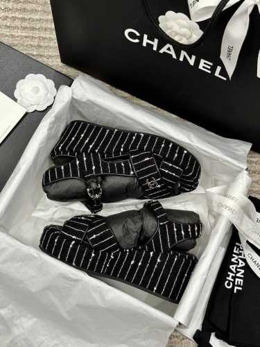 出厂价 Chanel香奈尔 C家小香23Ss新款坡跟露趾高跟凉鞋 顶级专柜品质，上脚那一刻还是不要超级惊艳所有材质都根据原版定制！ 鞋面：进口头层小牛皮 进口小
