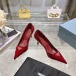 PRADA 普拉达 24 出厂价 专柜走秀款尖头单鞋 三角扣标 高跟 早春走秀款！鞋面：高定制漆皮面料 内里：进口水染羊皮大底：原版意大利真皮大底 跟高：7.5