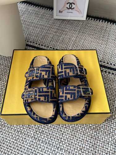 FENDI 情侣新款魔术贴拖鞋 整双鞋子采购Zp开发打造，全部定制材料，独家开模大底，细节全部对版出货，连包装也做到跟正品一样。码数：35-45 45订做不退不