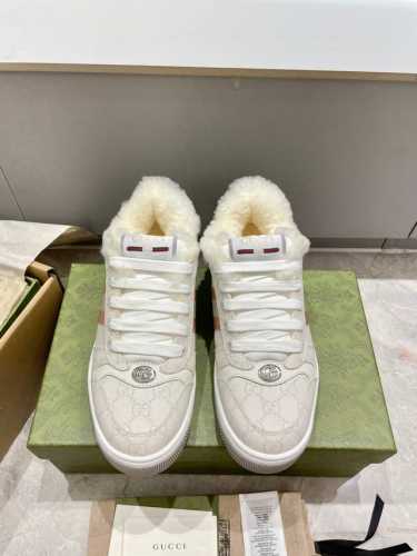 出 。Gucci羊毛版小脏鞋秋冬新品。原版购入完美复刻！ 秋冬升级羊毛里 size： 35-40 原版TPU双色大底 区分市场的橡胶底。 面料：头层牛磨砂搭配正