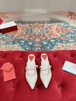 Roger Vivier Rv尖头爱心玛 丽珍凉鞋单鞋系列真正值得珍藏的一款美鞋 会让你的夏日穿搭气质翻倍哦～ 鞋面:采用进口小牛漆皮 内里:混种小羊皮 大底: