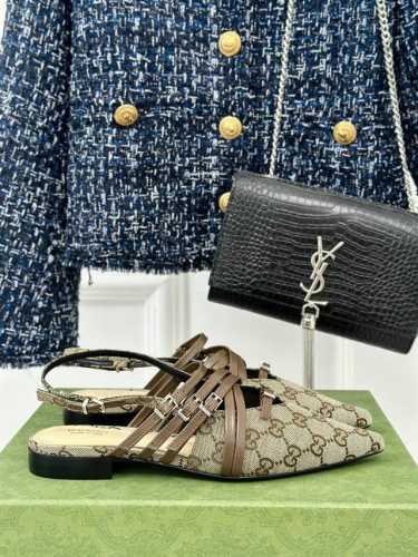 厂价 Gucci 24S秀场尖头平底凉鞋 这双我称之为“氛围感之神” 柔颯利落的小尖头自带高级 扣带都是可以自由调节 细嫩的牛漆皮搭配金扣让你气质翻倍！ 鞋面采