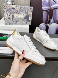 Dior迪奥 女款:码数35-40. 41定做 迪奥 官网花色同步更新啦这款 Dior One 运动鞋时尚现代，彰显 Dior 的精湛工艺。白色镂空牛皮革饰