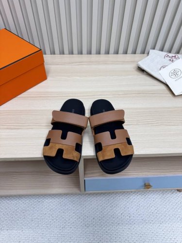 顶级版本 Hermes 爱马仕 火到不行的情侣款二舅拖 猪鼻子夹角凉鞋拖鞋,搭配各种彩色袜子，潮爆了！ 鞋面：进口牛皮 羊京皮 布面 掌纹皮 内里：进口牛皮 羊