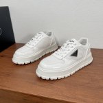 顶级版本Prada 普拉达 新款男士拼接运动鞋 这款运动鞋融合优雅而创新的设计，搭配Prada系列经典造型，采用尼龙织物与亮面皮革打造，鞋面全新涂珐琅三角形徽标