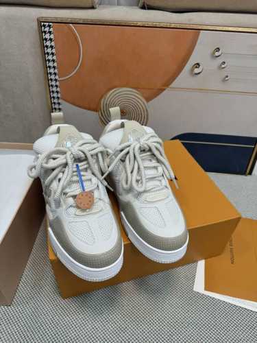 面包鞋 升级版 LV-路易-威登 PK市场一切版本 情侣款 走秀新款 篮球板鞋 代购品质 原版1：1开发复刻！！上脚非常舒适 做工精细 鞋面由意大利进口小牛皮拼