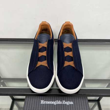 Zegna Xxx系列 由14Milmil14 羊毛面料制成，鞋床、填料、加固件和外底均采用再生材质。 细节:脚背标志性骆马色xxx交叉松紧，时尚可持续14Mi - 点击图像关闭