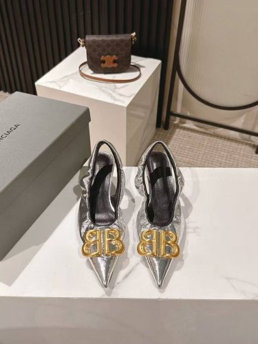 巴黎世家 Balencaga 新款漆皮Bb五金扣系列！这款鞋型是淑女尖头跟鞋上脚美爆又百搭 Ins爆款 原版购入开模，定制鞋面原版牛漆皮，私膜定制五金扣，所有的
