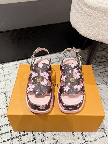 louisvuitton 25 夏季限定 樱桃风 厚底 凉鞋 最新夏季限定 樱桃风系列 采用彩色以及鞋面的大面积底色作为对比 创造出樱桃彩色元素风格 成就了又一