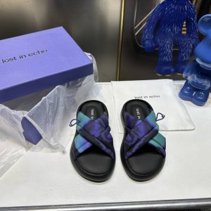 橙子出厂价 小众品牌 lost in echo 交叉厚底面包拖鞋 拖鞋的外型时尚感满满，简约大气 非常有创意的毛绒元素，搭配酷酷的军绿色，整体风格 蓬松且有厚度