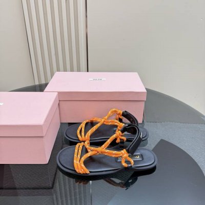 厂价p弹力绳 Miu Miu 缪缪25S春夏新品 发布会巴黎时装周夹脚凉鞋 简直是夏天穿搭的时髦巅峰 鞋面采用进口牛皮 弹力绳 内里踮脚采用进口羊皮 原版开模T