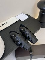 Alaina 阿莱亚25ss早春新品 方头 罗马平底凉鞋这一季的鞋履全新视觉体验 俏皮搭配 显得酷酷的真是绝美 鞋柜必备的时尚单品。面料采用进口小牛皮 内里垫脚