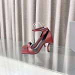 巴黎世家~Balenciaga2025春季新款 高跟凉鞋隆重上市 面料：胎牛面料 大底：真皮大底。 内里和垫脚：全羊皮制作 Size：35 39 34 40 4