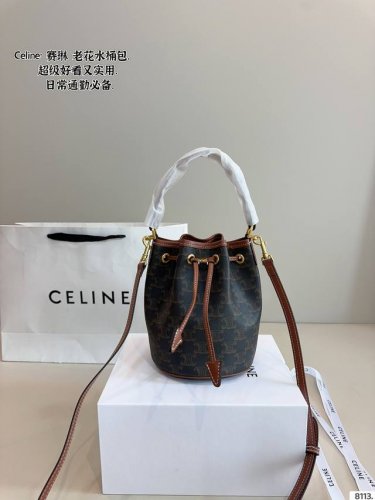 配礼盒 Celine 赛琳 新款 Triomphe 水桶包 Lisa同款 大家都知道C家换了设计师 ，这次新款和旧款的最大不同之处在于锁扣，走秀款 将复古元素与