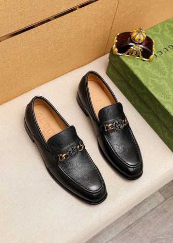 商品商标：GUCCI 古驰 休闲皮鞋 正码码数: 38-44 45.46.47订制 商品材料：精选 进口头层小牛皮鞋面+原版五金扣，进口牛皮内里。强烈立体视觉效