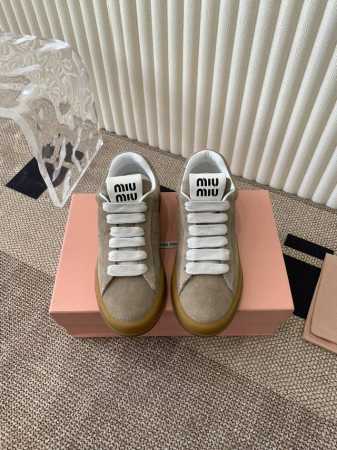 Miumiu 缪缪饼干底2024春夏新款英伦风系带乐福鞋 Miumiu秀场适当独一无二的擦色工艺工艺来自 Miu Miu 系列的细节特写 新季的潮流要素一与此刻 - 点击图像关闭