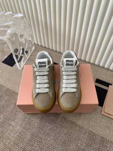 Miumiu 缪缪饼干底2024春夏新款英伦风系带乐福鞋 Miumiu秀场适当独一无二的擦色工艺工艺来自 Miu Miu 系列的细节特写 新季的潮流要素一与此刻