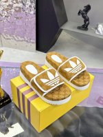 实价： 阿迪达斯联名Gucci古驰拖鞋系列 Adidas X Gucci联名系列女士Gg防水台拖鞋 作为Adidas X Gucci系列之一，这款防水台拖鞋饰有