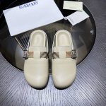 burberry Urchin拖鞋 选用柔软反绒面革面料打造 于意大利工坊精制而成 融入格纹图案压花 搭配压纹鞋底 其上点缀典藏品牌徽标 设有可调式 B 字型扣