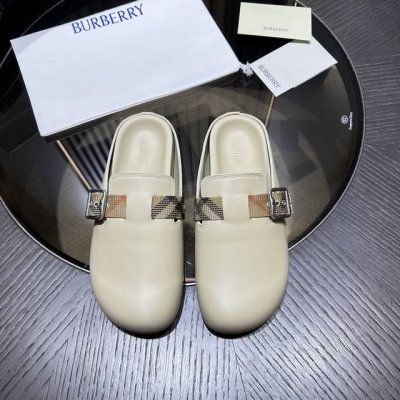 burberry Urchin拖鞋 选用柔软反绒面革面料打造 于意大利工坊精制而成 融入格纹图案压花 搭配压纹鞋底 其上点缀典藏品牌徽标 设有可调式 B 字型扣