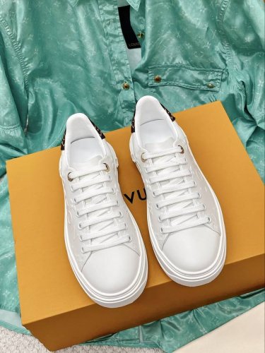 直销 女鞋工厂p Lv 情侣款 驴牌 新色 最新厚底小白鞋 立体压花工艺 新色彩 超好看 少女心爆棚 青春活力 百搭时尚 面料：牛皮 内里：丝绸牛皮 大底：Tp