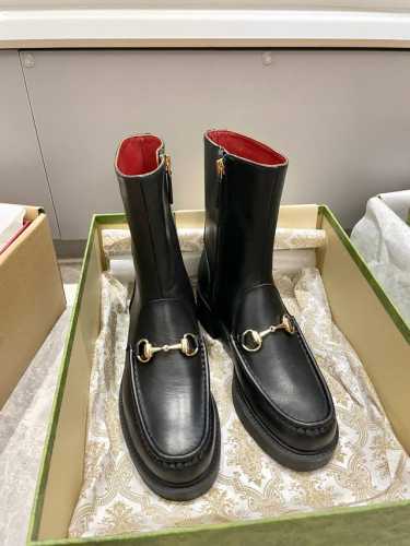 出 2024秋冬最新GUCCI 沟纹小蜜蜂底马衔扣厚底踝靴 切尔西靴代购级别 高端精品尖货 这款短靴匠心融蕴靴子和软帮鞋设计中的时尚元素，配以轻质发泡橡胶沟纹小
