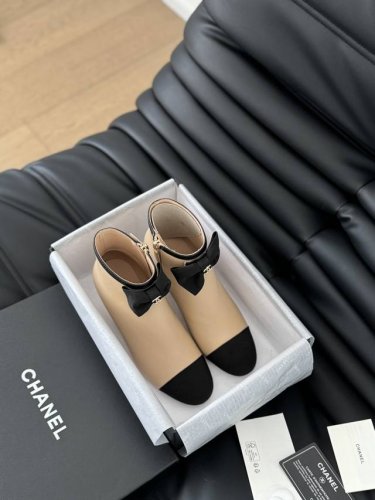 Chanel 24A秋冬新款蝴蝶结短靴 经典系列永不过时，上脚百搭。 鞋面内里羊皮，真皮大底，跟高7.5Cm左右。 Size:35-39 其他码数