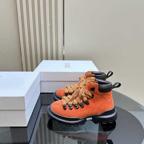 Dior 2024系列新品这款 C ' est Dior 运动鞋彰显醒目而时尚的风范。精心制作，细节也增添一丝优雅气质。轻盈的双色 Dior 鞋底舒适非凡，彰显