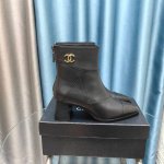 CHANEL｜小香香奈儿高跟短靴 对它一见钟情 不夸张哦～ 这大概就是小香的魅力 总是很懂女生 虽然看上去很冷但配上黑丝袜特有感觉 是今年的最新款来着 专柜还没