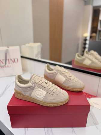出厂男女同价: Valentino专柜同步新款德训鞋低帮休闲运动鞋 专业高端，完美复刻，品质一流！ 全部采用原版1:1材料制作，独家开模！ 面料牛皮 Tpu材质 - 点击图像关闭