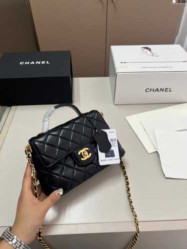 羊皮 香奈儿 23K Kelly 手提链条包 Chanel 叱咤整个秀场，简直美绝了～ 简约又复古的小手提很灵魂很舒适。 D-29尺寸20×13折叠盒飞机盒