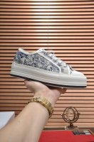 出厂价p 迪奥 Walk N Dior刺绣棉情侣休闲鞋 采用质感厚实 白色橡胶底 鞋面纯棉刺绣 彰显个性 鞋舌和鞋带采用Christian Dior标志装饰 水