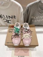 高版本出厂 网面380 男码+20 Miumiu 缪缪G027Miu Miu X New Balance联名款运动鞋 早春发售前先近赏同样是在十月的巴黎时装周，