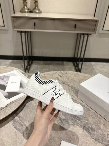 Dio*R迪奥新款松糕鞋平底休闲鞋 购入开发 这款Dio*R Star运动鞋延续经久不衰的轮廓，采用牛皮革精心制作，所以上脚会特别的舒服哦 饰以同色调绒面革镶片