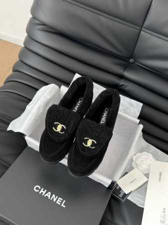 Chanel 24B新款书包扣乐福鞋 回归的经典书包扣设计 特别Vintage 复古味十足 拼色乐福鞋也长到了审美上 鞋面麂皮 内里皮毛一体 原版大底 Size - 点击图像关闭