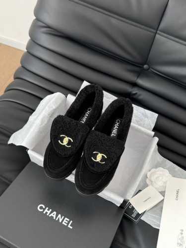 Chanel 24B新款书包扣乐福鞋 回归的经典书包扣设计 特别Vintage 复古味十足 拼色乐福鞋也长到了审美上 鞋面麂皮 内里皮毛一体 原版大底 Size