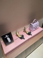2025早春＆ 烫钻蕾丝花边高跟凉鞋绝美公主鞋，没有之一对这种bingbing的事物永远没有抵抗力跟姐妹各来一双，出门不要太抢眼哦，气质满满全新水晶钻扣，非常期