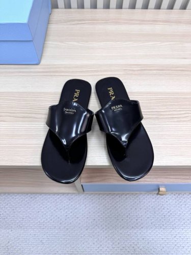 prada 2025春夏新款夹脚拖鞋来啦 ** 最新走秀款 经典升级 高级漆皮面料+防滑耐磨橡胶鞋底 舒适度与时髦度全都要 圆头设计不挑脚型 轻松驾驭慵懒度假风
