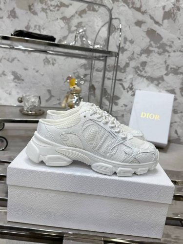 Dior Chrono 迪奥老爹鞋 高版本. 原版开发全新Tpu吸膜超轻极软组合大底. 运动风格 运动鞋..老爹鞋.. 上脚超美超赞..各路明星网红纷纷上脚..