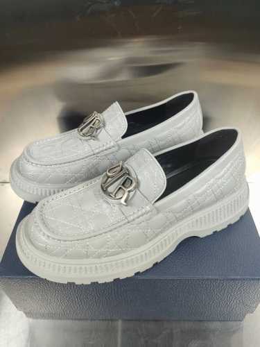 冲量价: H900 这款 Dior Buffalo 乐福鞋突显现代风格的魅力。采用黑色皮革精心制作，饰以 Kumo 藤格纹特色图案，打造绗缝效果版本，而厚实的橡