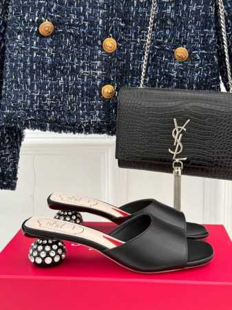 厂价 Roger Vivier｜Rv25S春夏 新品水晶跟拖鞋 喜欢法式优雅的来Pick这双 会让你的夏日穿搭气质翻倍哦～ 鞋跟镶满Blingbling的水钻爆 - 点击图像关闭
