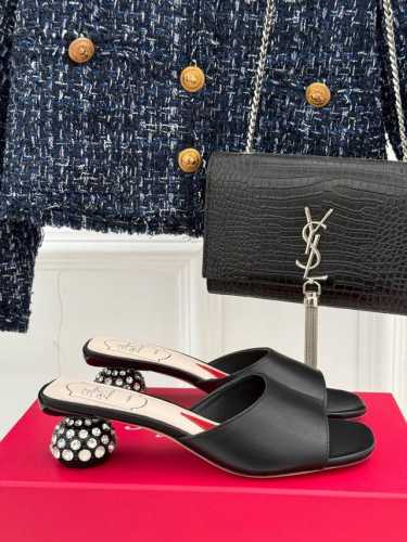 厂价 Roger Vivier｜Rv25S春夏 新品水晶跟拖鞋 喜欢法式优雅的来Pick这双 会让你的夏日穿搭气质翻倍哦～ 鞋跟镶满Blingbling的水钻爆