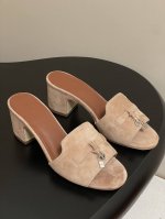loro piana 诺悠翩雅 Lp 经典款平底拖鞋五金吊坠高跟凉拖鞋锁扣流苏绒面粗跟拖鞋 这款绒面革凉拖鞋搭配饰有Loro piana My Charms吊饰