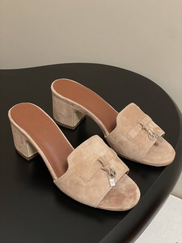 loro piana 诺悠翩雅 Lp 经典款平底拖鞋五金吊坠高跟凉拖鞋锁扣流苏绒面粗跟拖鞋 这款绒面革凉拖鞋搭配饰有Loro piana My Charms吊饰