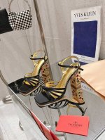 华伦天奴2025早春新款Valentino 华伦天奴春夏新品异域宝石粗跟设计非常亮眼的走秀系列推出火爆铆钉元素 奢华艳丽！各种颜色可搭配春夏的美丽服饰 选择多多