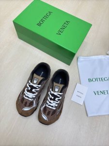bv Orbit运动鞋 王一博 同款 情侣款老爹鞋 Runner运动鞋，采用轻质科技网布面料。 搭配几何图案设计橡胶外底。 棕色头层反毛牛皮 搭配 一体成型片